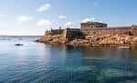 Castillo de San Antón en A Coruña con aguas claras y cielo azul