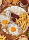 Plato combinado con huevos fritos, chorizo y patatas fritas