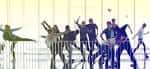 Siluetas de artistas en un espacio de ensayo o escenario