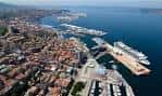 Vista aérea del puerto de Vigo con cruceros y la ciudad al fondo