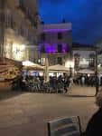 Ambiente nocturno en el Mercado da Pedra de Vigo, con terrazas iluminadas.