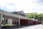 Fachada exterior de la Fundación con pasarela cubierta