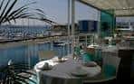 Área de comedor con grandes ventanales y vista al mar