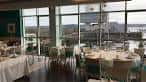 Salón interior del restaurante con vistas panorámicas a la marina