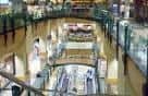 Pasillo principal del Centro Comercial Ponte Vella con tiendas