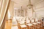 Salón Regio vacío con sillas dispuestas para un evento