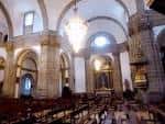 Nave lateral de la Concatedral de San Julián con lámpara de araña