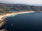 Vista aérea de la bahía de Doniños con playa y acantilados