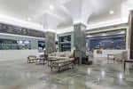 Amplio lobby del hotel con zona de asientos y recepción