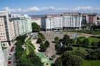 Vista panorámica de la Plaza Elíptica de Los Rosales con edificios circundantes