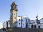 Fachada principal y campanario del Convento de San Domingos en Betanzos en un día soleado