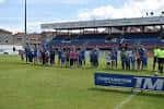Grupo de personas con pancarta de Telemiño en un estadio de fútbol en Ourense