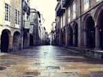 Calle porticada de piedra en el casco antiguo de Santiago de Compostela