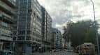 Vista de una calle con edificios modernos en el Areal de Vigo