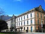 Panorámica exterior de la Facultade de Belas Artes y sus alrededores