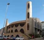 Exterior de un edificio moderno con diseño circular y torres, adecuado para eventos