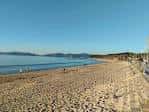 Vista panorámica de la playa de Navia en un día soleado