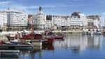 Vista del puerto de A Coruña con barcos y edificios de O Parrote