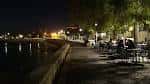 Paseo de Bouzas iluminado por la noche con terrazas