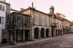Pazo de Mugartegui y el hórreo tradicional gallego.