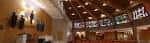 Interior de la capilla o auditorio moderno con techo de madera y vidrieras