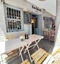 Terraza exterior del Bar Estrella con mesas y sillas de madera