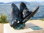 Escultura de mejillones en el Paseo de Bouzas