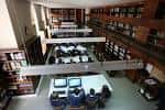 Interior de la biblioteca o sala de estudio del Colegio Compañía de María