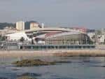 Vista exterior del Palacio de los Deportes de Riazor junto al mar