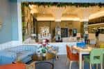 Zona de lounge o cafetería del hotel con decoración moderna y plantas
