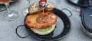 Plato de hamburguesa con bandera pirata en Chiringuito O Pirata