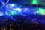 Evento concurrido en el interior de ExpoCoruña con iluminación de escenario