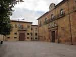 Vista amplia de la plaza Corrada del Obispo y los edificios históricos circundantes