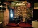 Interior del local con escenario y decoración de ladrillo visto