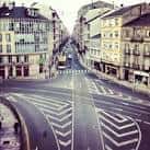 Vista elevada de la Avenida da Coruña con intersección y edificios