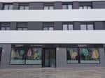 Vista frontal de un edificio moderno de Kids&Us