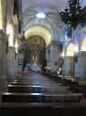 Interior de la nave central de la Iglesia de San Jorge con bancos