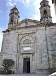 Vista exterior de la Concatedral de Santa María de Vigo con árbol en primer plano
