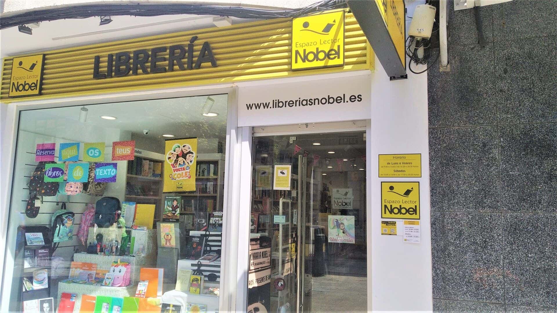 Libros e ioga na Escola de Monstros