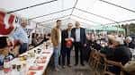 Evento social bajo una carpa con mesas y asistentes en Lugo