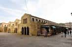 Vista panorámica exterior del Mercado de Abastos y la plaza circundante