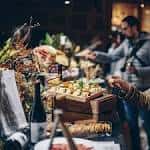 Mesa de buffet con variedad de alimentos durante un evento