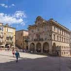 Plaza Mayor de Ourense con el edificio del Concello y personas