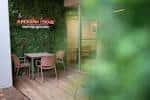 Zona de terraza exterior con pared vegetal y mesas en el Restaurante Voltarei