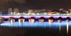 Puente del Burgo iluminado con luces de colores por la noche