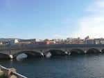 Puente del Burgo sobre el río con la ciudad de Pontevedra al fondo