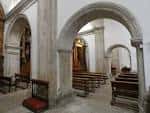 Pasillo interior con arcos y bancos de la Iglesia de Santo Domingo