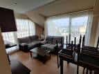 Salón moderno con sofás y grandes ventanales, apto para reuniones