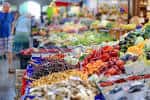 Variedad de frutas y verduras frescas en un puesto de mercado