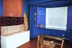 Sala temática del museo con paredes azules y exposición de textiles
